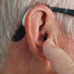 Comment éliminer les points noirs des oreilles ?